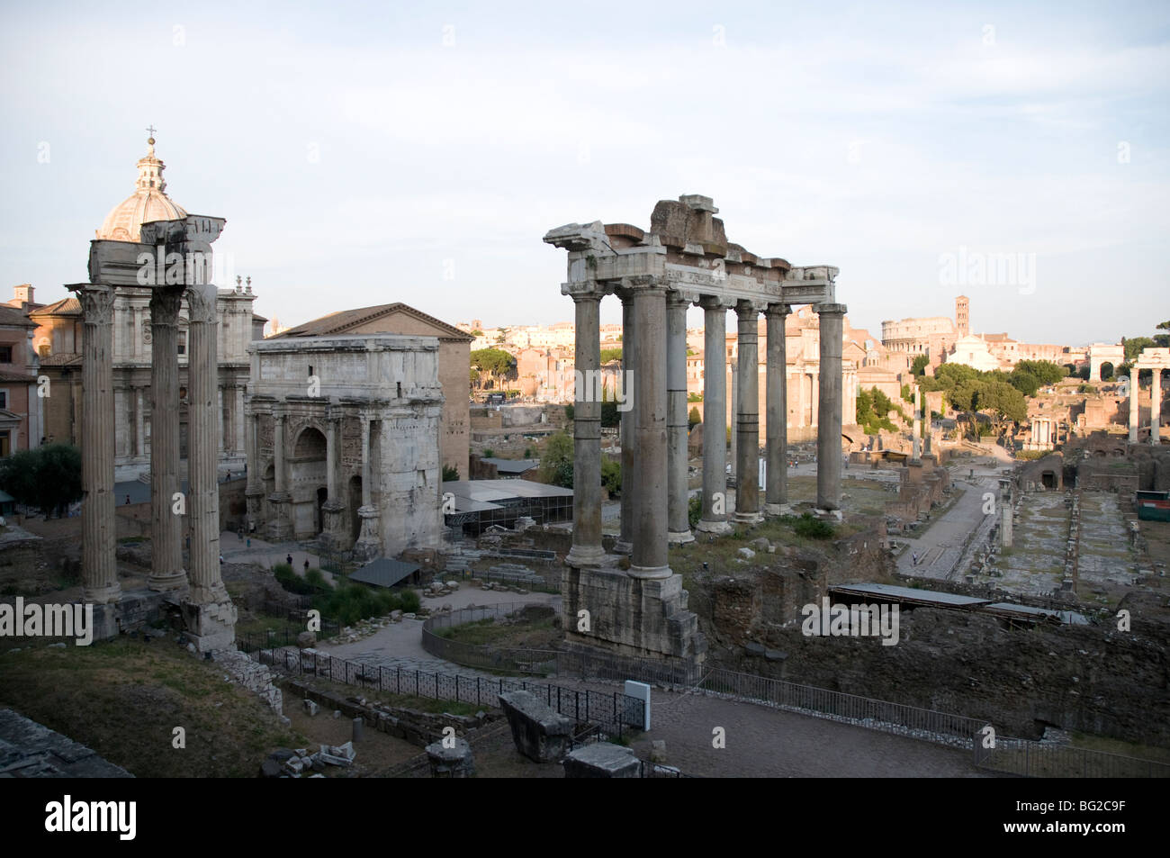 Il Foro Romano e il Colosseo in background Foto Stock