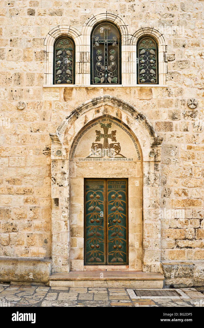 Porta laterale del Santo Sepolcro Chiesa, la Città Vecchia di Gerusalemme, Israele Foto Stock