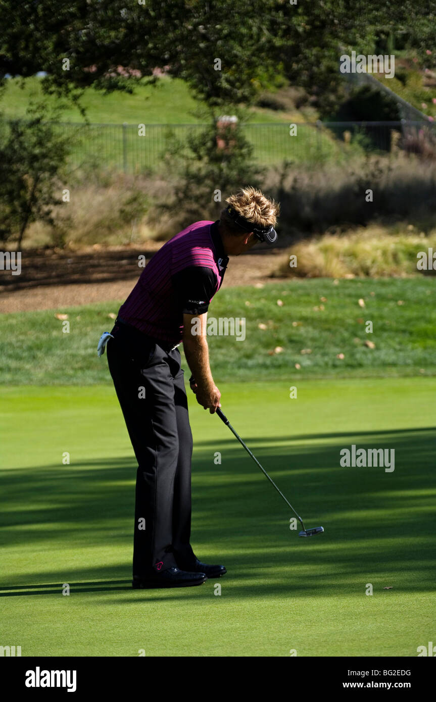 Ian Poulter putts durante il Pro Am della Chevron World Golf Challenge a Sherwood Country Club. Foto Stock