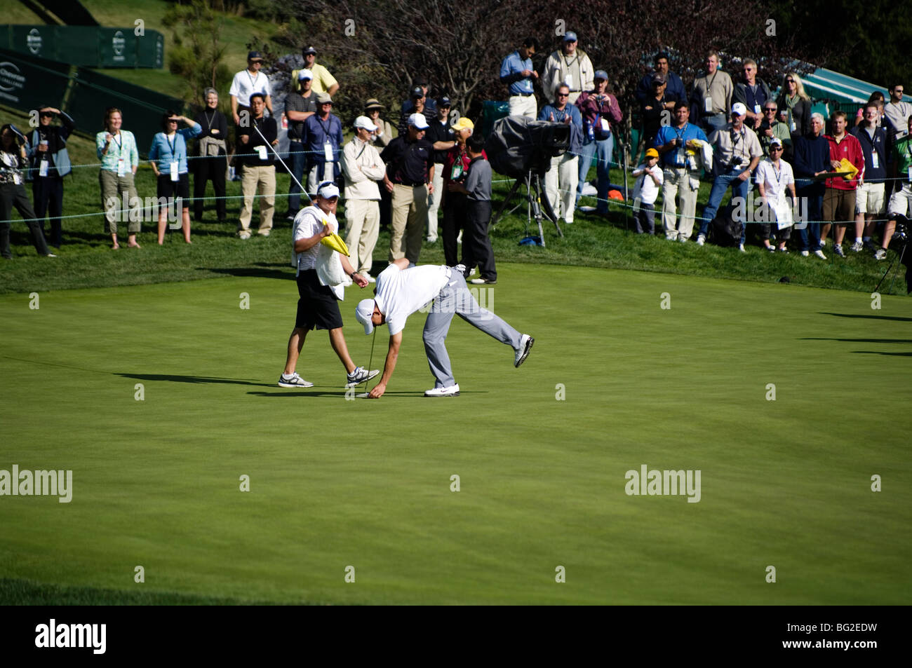 Anthony Kim segna il suo putt sul diciottesimo verde di Sherwood CC durante il Pro Am round della Chevron World Golf Challenge. Foto Stock