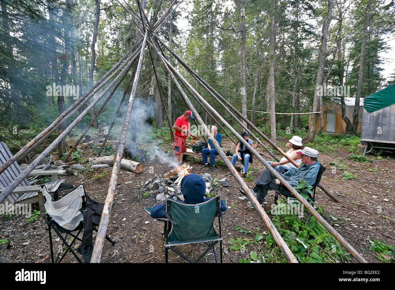 Gli avannotti presso il camp di Cree (nativi) Guide. Lungo il fiume alci, Ont., Canada. Foto Stock