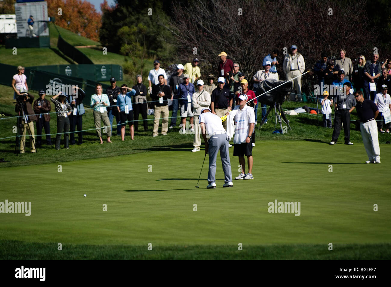 Anthony Kim putts al diciottesimo verde di Sherwood CC durante il Pro Am round della Chevron World Golf Challenge. Foto Stock