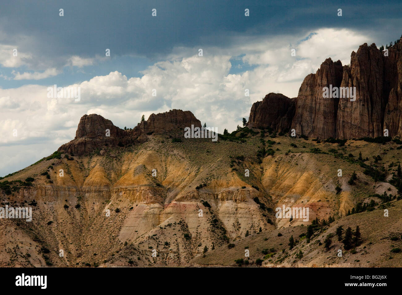 Erodendo falesie sopra Blue Mesa serbatoio e la Curecanti National Recreation Area, Colorado, Stati Uniti d'America, America del Nord. Foto Stock