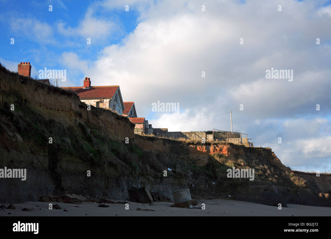 Case sulla scogliera a bordo Happisburgh, Norfolk, Regno Unito. Foto Stock
