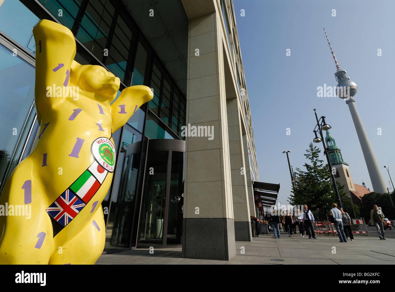 Berlino. Germania. Berlin Bear Mascot & Fernsehturm TV Tower Karl Liebknecht Strasse. Foto Stock