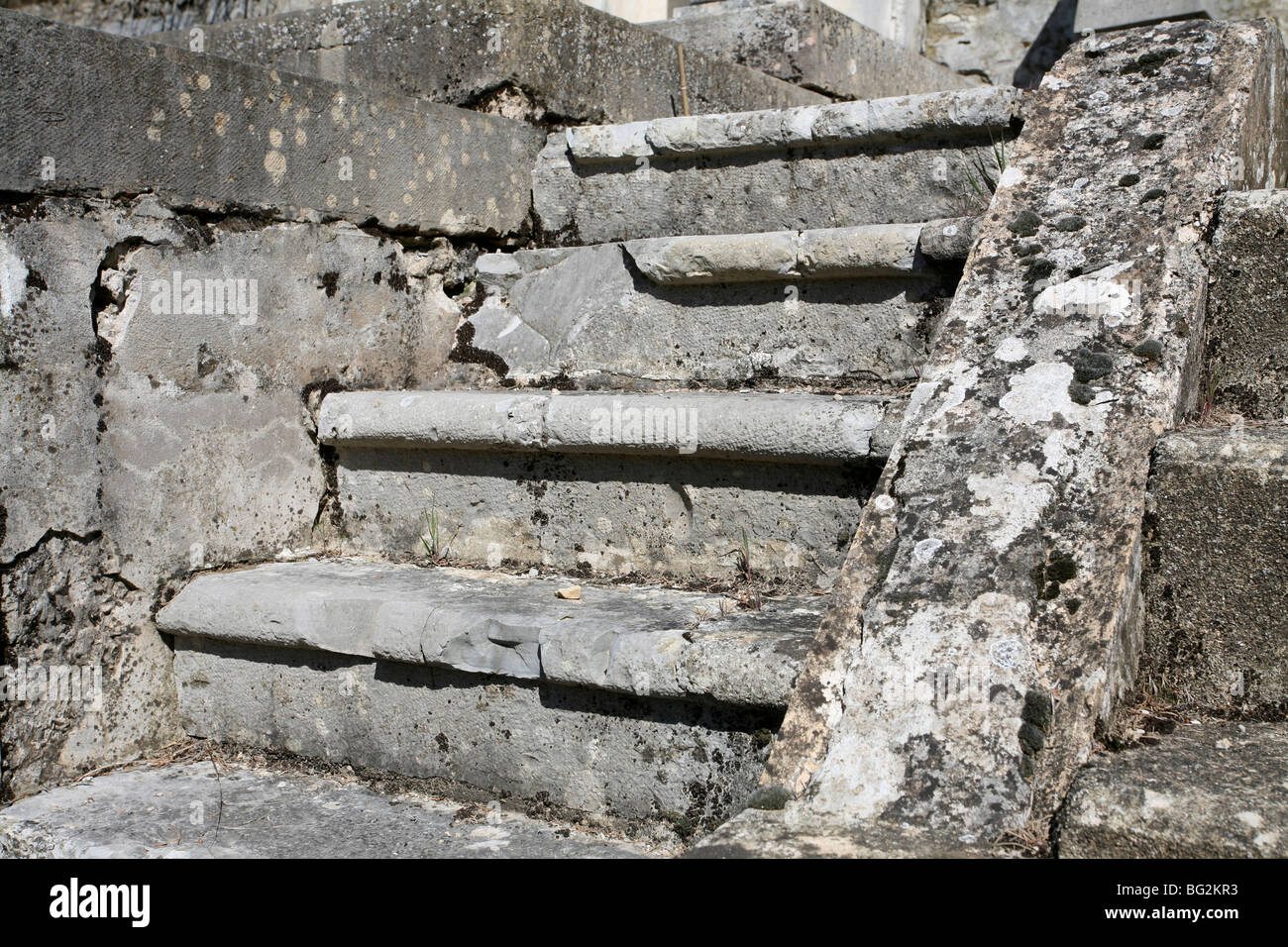 Vecchio e stagionato di gradini di pietra al cimitero Sallians Foto Stock