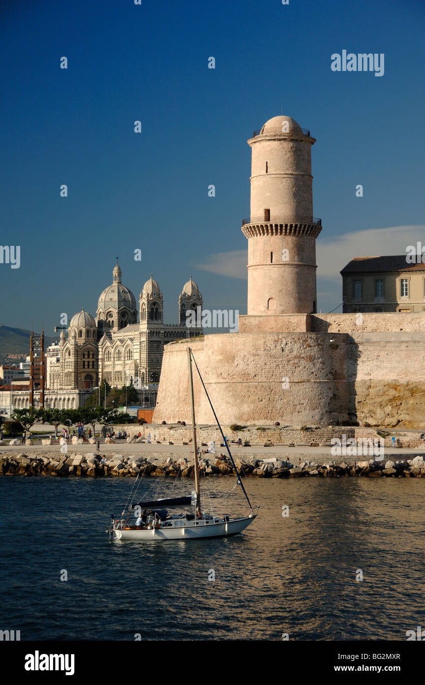 Barca a vela oltre il Tour du Fanal o Torre Tourette di Fort Saint Jean, Yacht & Cathedral de la Nouvelle Major, Marsiglia o Marsiglia, Francia Foto Stock