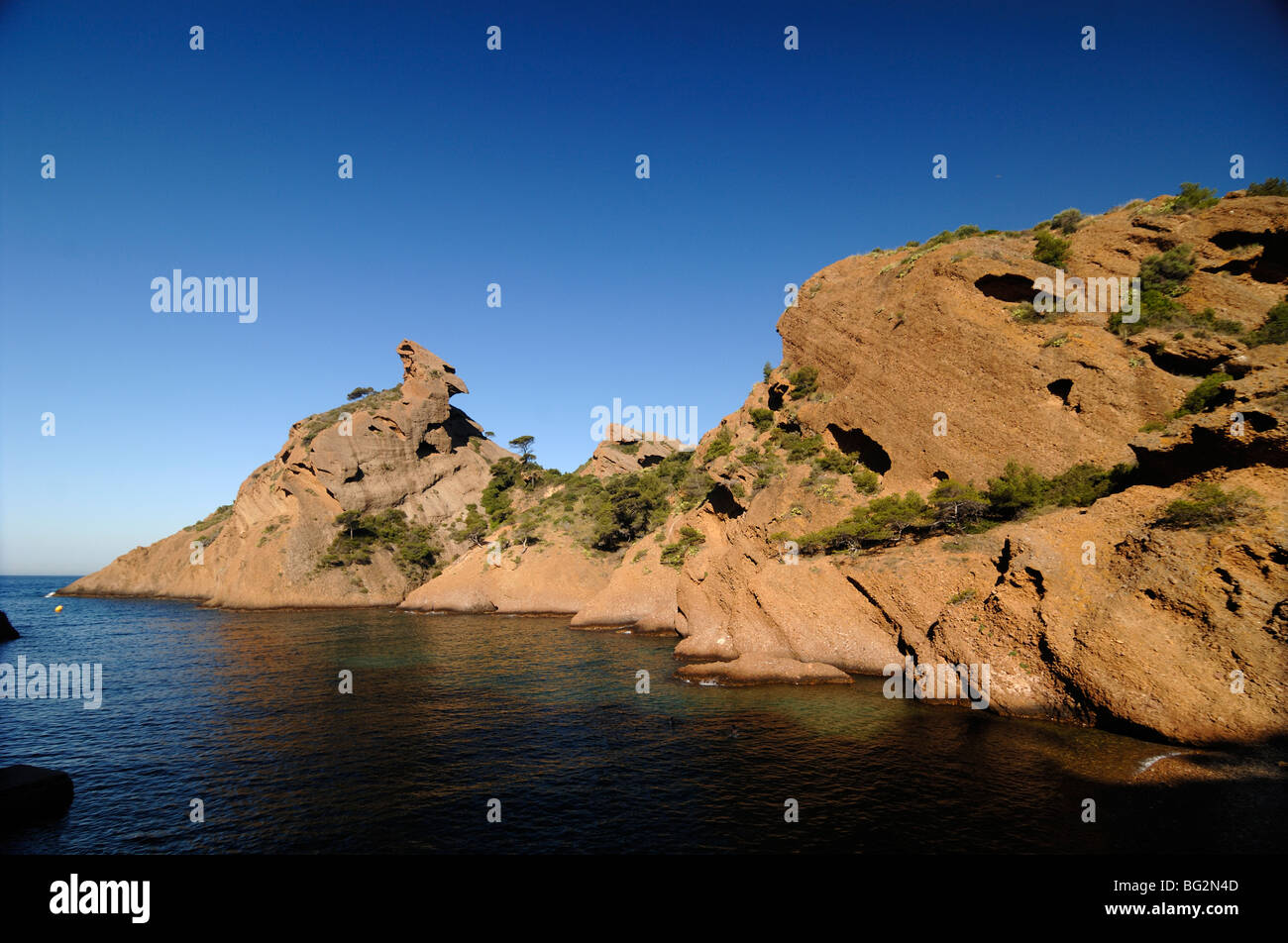 Punta rocciosa, baia e insenatura costiera a Calanque de Figuerolles, Parco Nazionale di Calanques, Costa Mediterranea, la Ciotat, Provenza, Francia Foto Stock