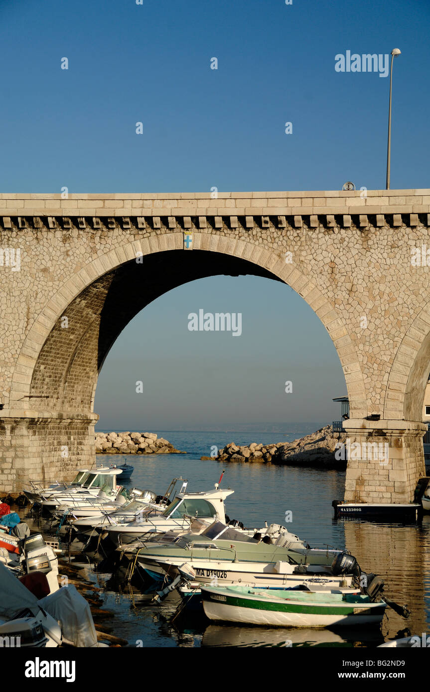 Vallon des Auffes ingresso, porto di pesca, barche e ponte della strada Corniche, Marsiglia o Marsiglia Provenza, Francia Foto Stock
