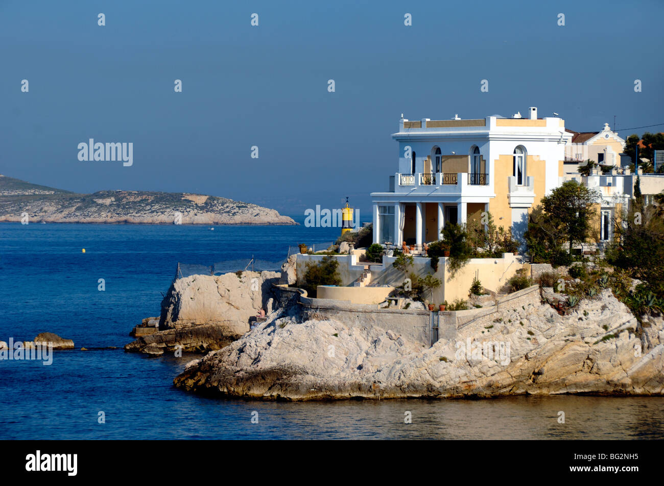 Villa costiera affacciato sul Mar Mediterraneo, Anse de la Fausse Monnaie, Malmousque, La Corniche, Marsiglia o Marsiglia, Francia Foto Stock