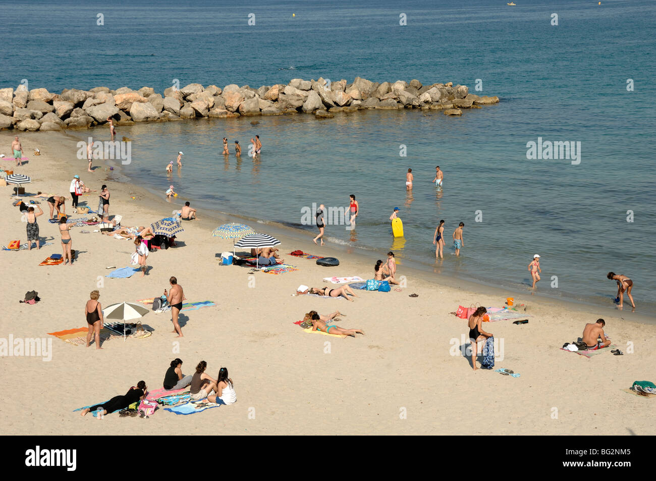 Bagnanti, bagnanti e turisti sulla spiaggia o la Plage du Prophète, Corniche, Costa mediterranea, Marsiglia o Marsiglia, Provenza, Francia Foto Stock