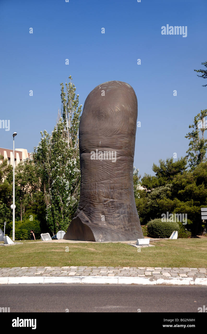 Pollice gigante scultura dell'artista César Baldaccini, sulla rotatoria, Bonneveine, Marsiglia o Marsiglia Provenza, Francia Foto Stock