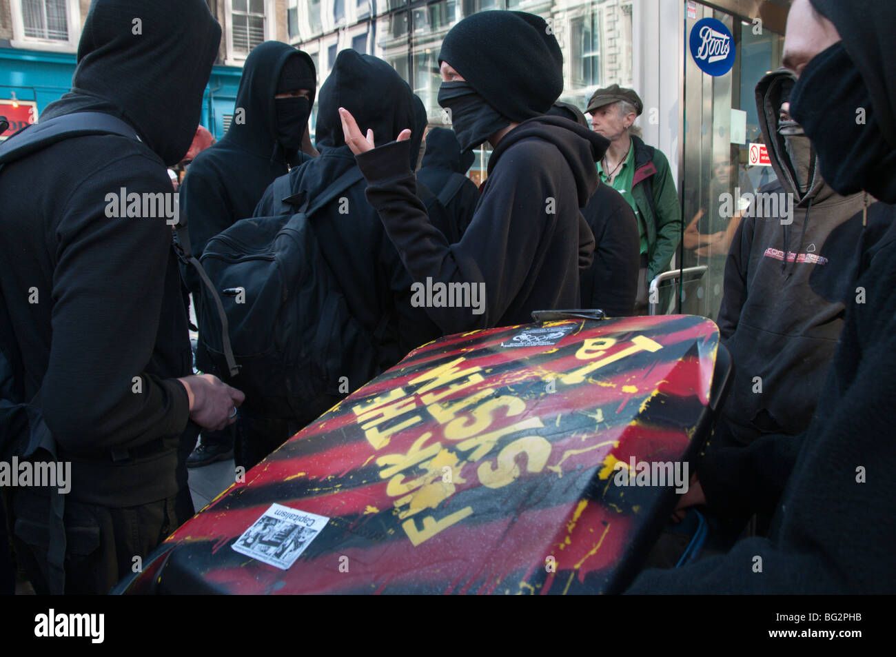 G20 Meltdown 'Carnevale contro il capitalismo", anarchici si riuniscono per marzo guidato da Nero 'Cavallo Foto Stock