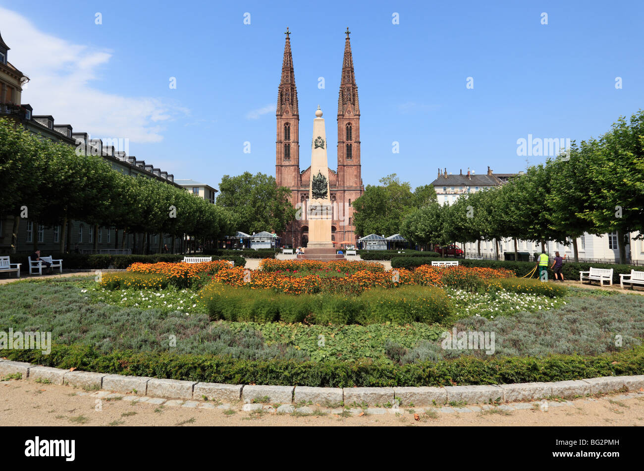 Il Bonifatiuskirche e Waterloo obelisco di Luisenplatz, Wiesbaden, Germania. Foto Stock
