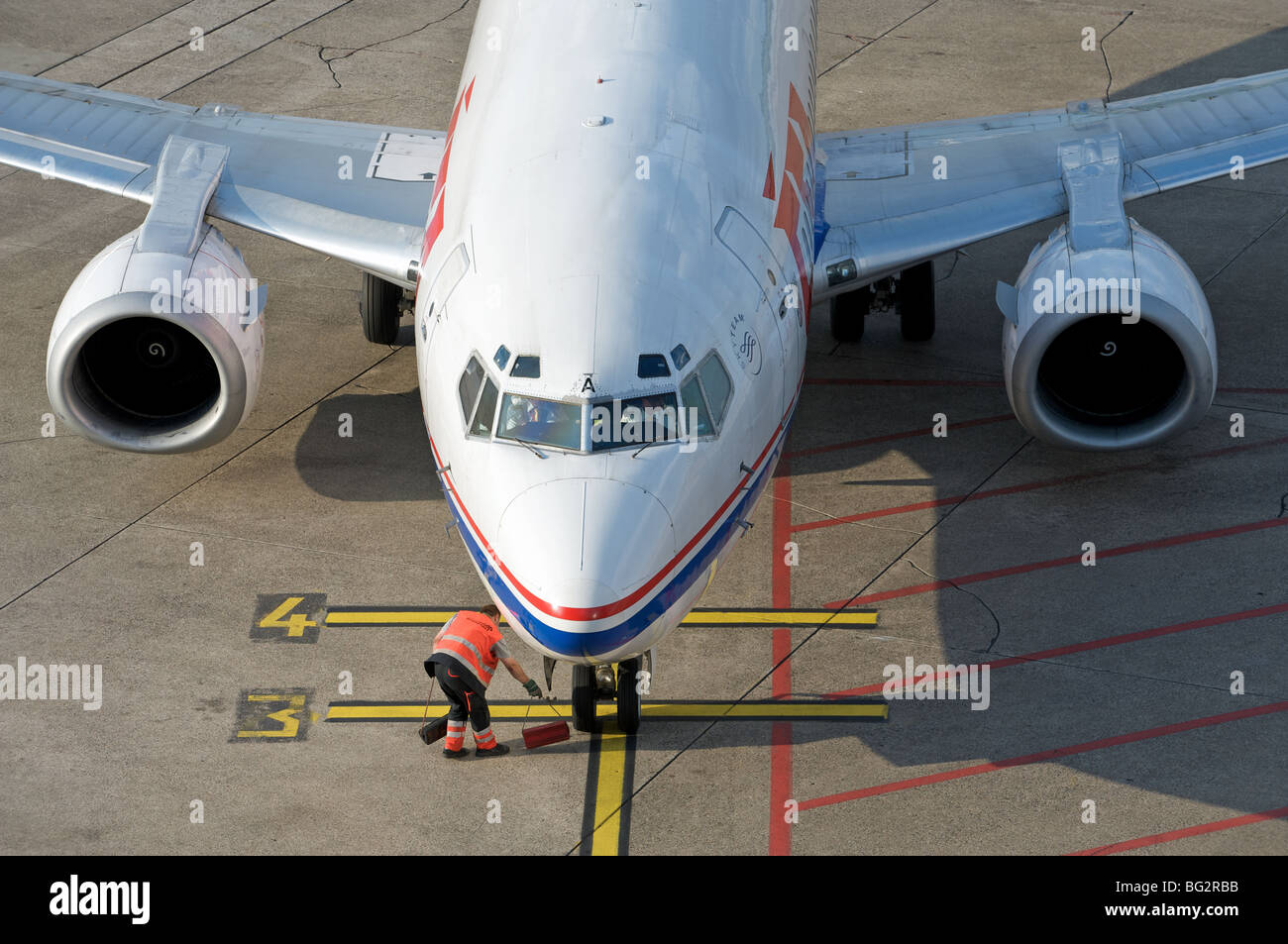 Personale di terra che fissano un Boeing 737 aerei per il trasporto di passeggeri Foto Stock