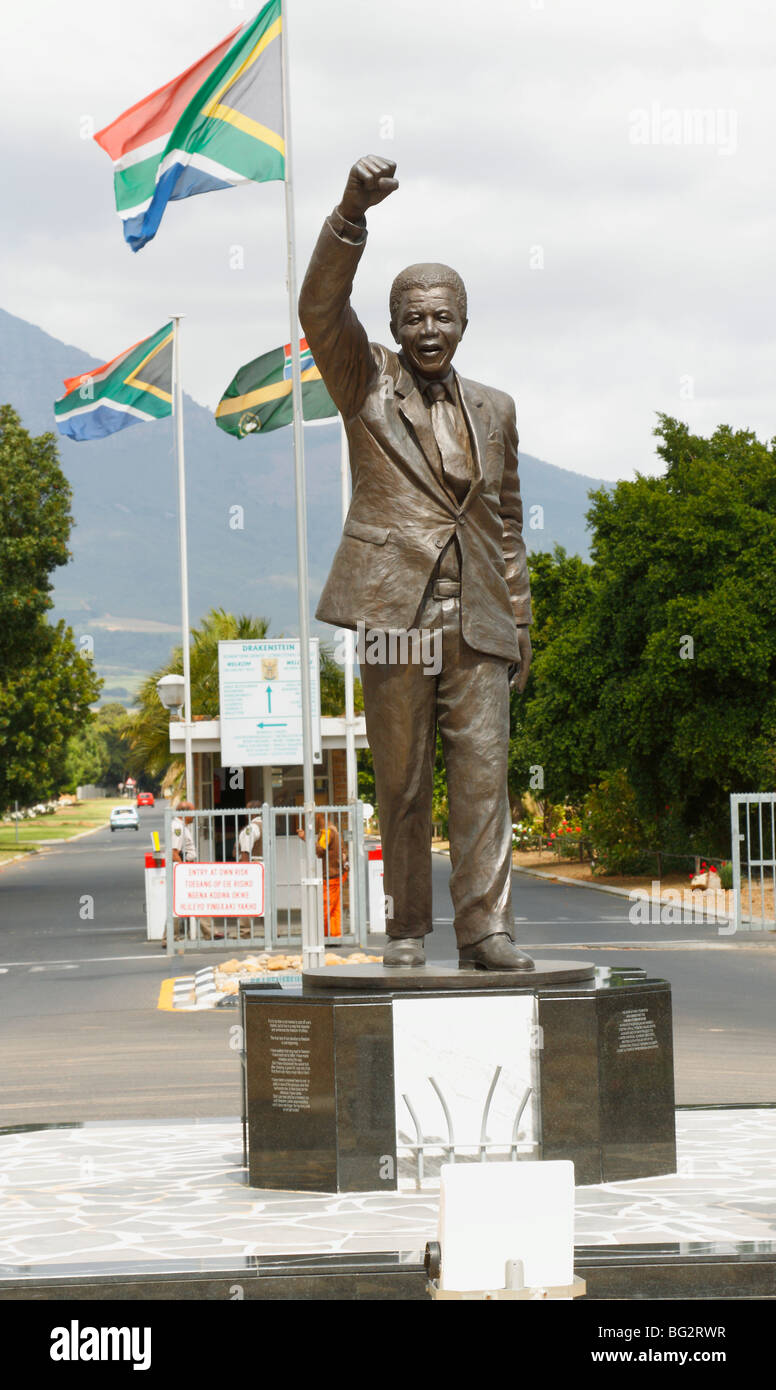 Statua (scultura) di Nelson Mandela nella parte anteriore del Drakenstein Centro di correzzione precedentemente Victor Verster prigione, West Cape Foto Stock