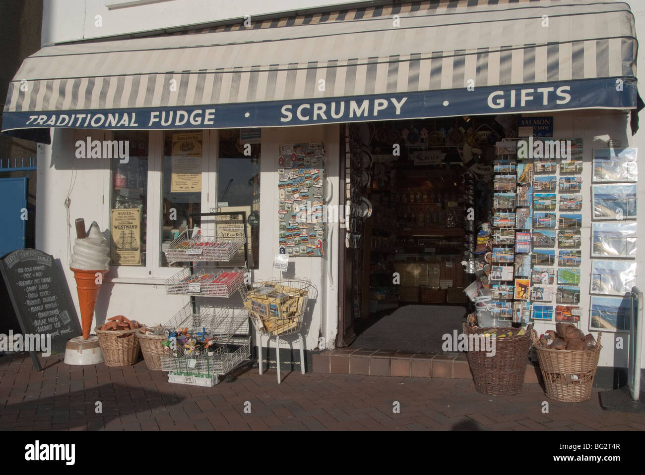 Negozio di souvenir su Poole Quay, Poole, Dorset. Foto Stock