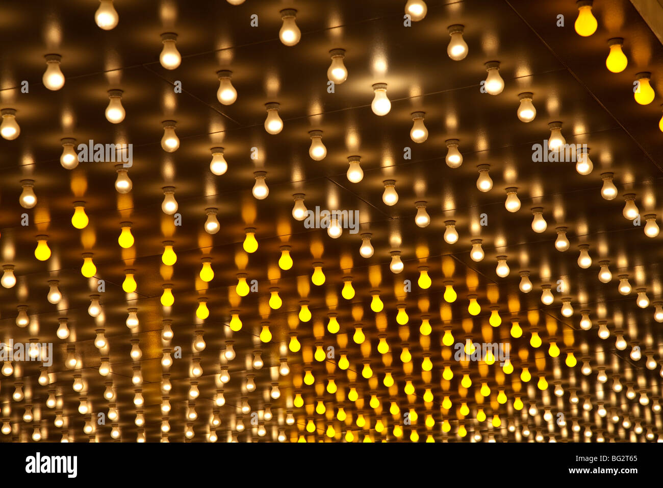 Giallo e Bianco lampadine luce sotto il foyer al di fuori della lobby dell'iconico Balaban e Katz teatro in Chicago Foto Stock