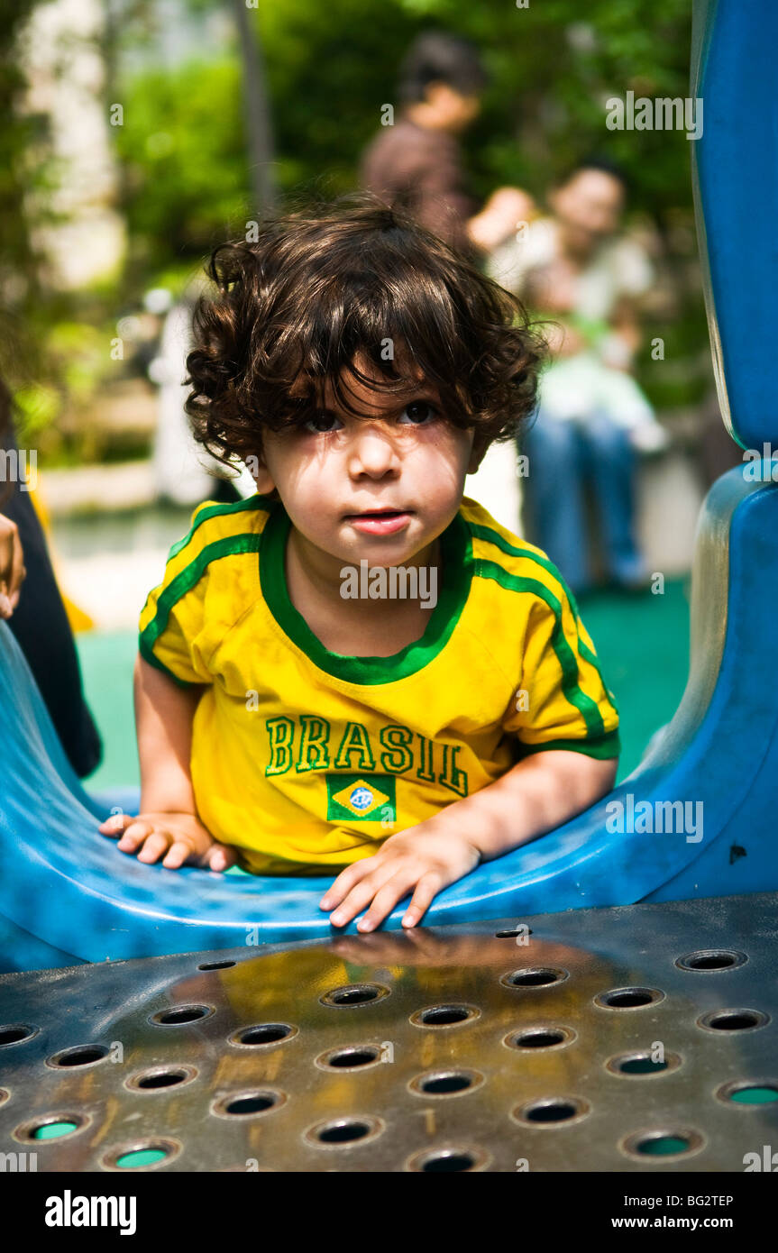 Un giovane fan del calcio brasiliano / squadra di calcio. Foto Stock