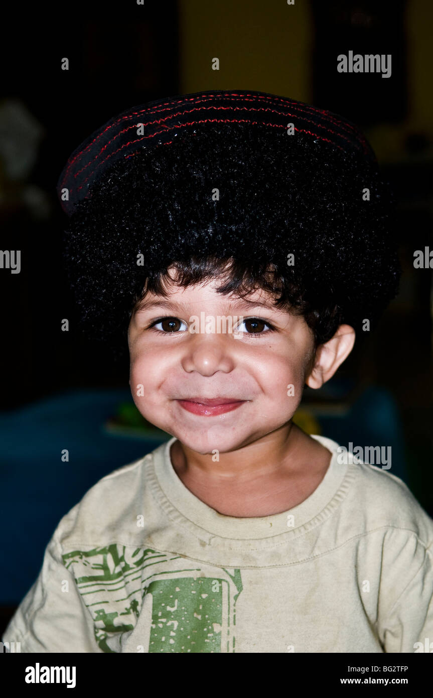 Sorridente con il suo cappello tagiko sulla sua testa. Foto Stock