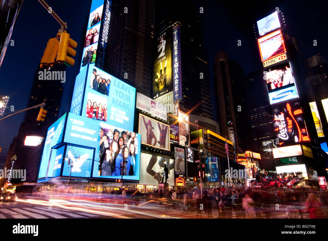 Scena notturna di Broadway a Times Square a Manhattan (New York City) con tutti i illuminato di affissioni e pubblicità. Foto Stock