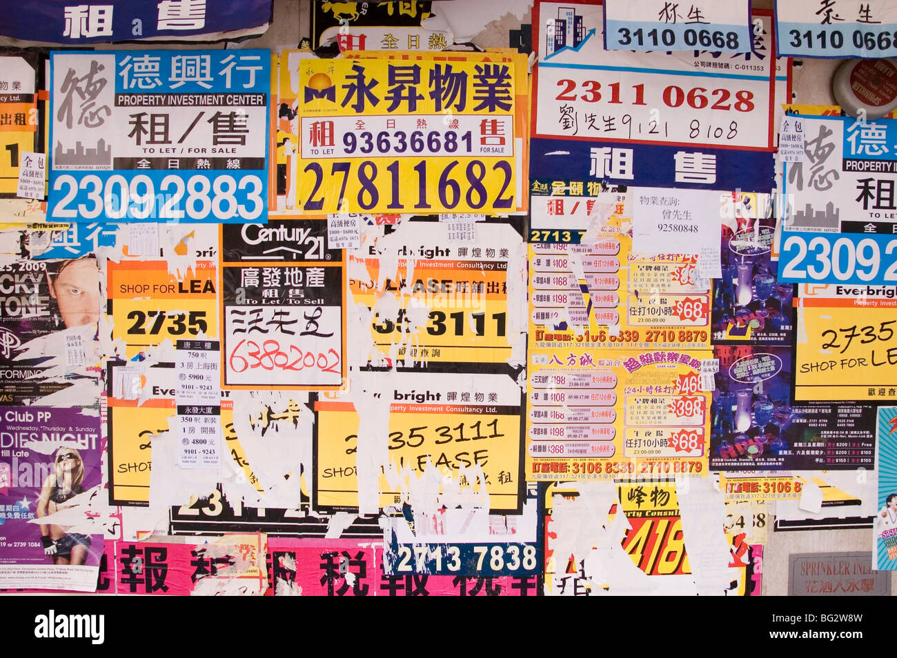 Hong Kong Kowloon - parete piena di annunci incollati da diverse aziende e agenti in Hong Kong. Foto Stock