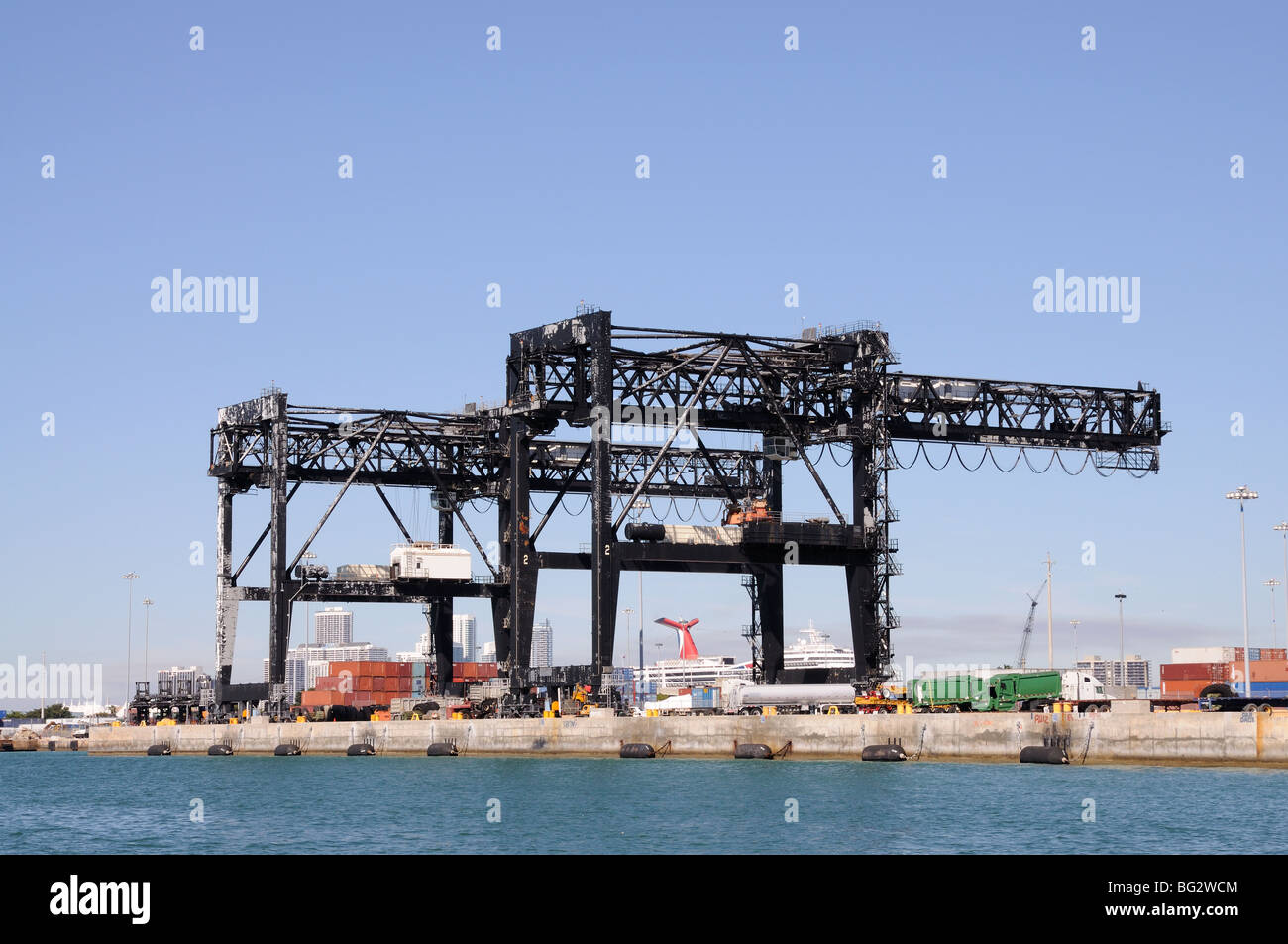 Una gru a porto industriale Foto Stock