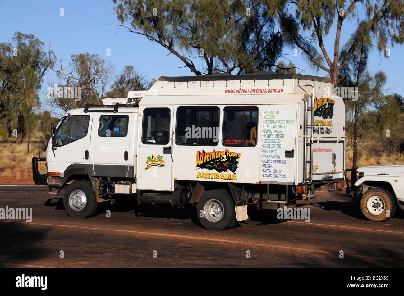 Un giro turistico di veicoli terrestri in Uluru (Ayers Rock) nel Territorio Settentrionale dell'Australia. Foto Stock