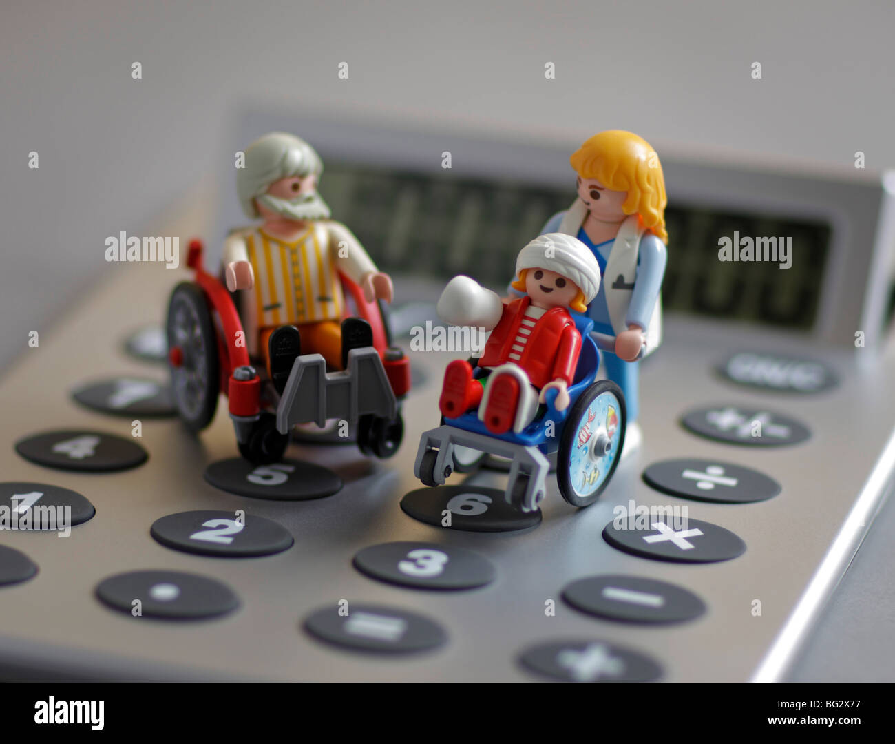 Playmobil giocattoli su un calculater . Foto Stock