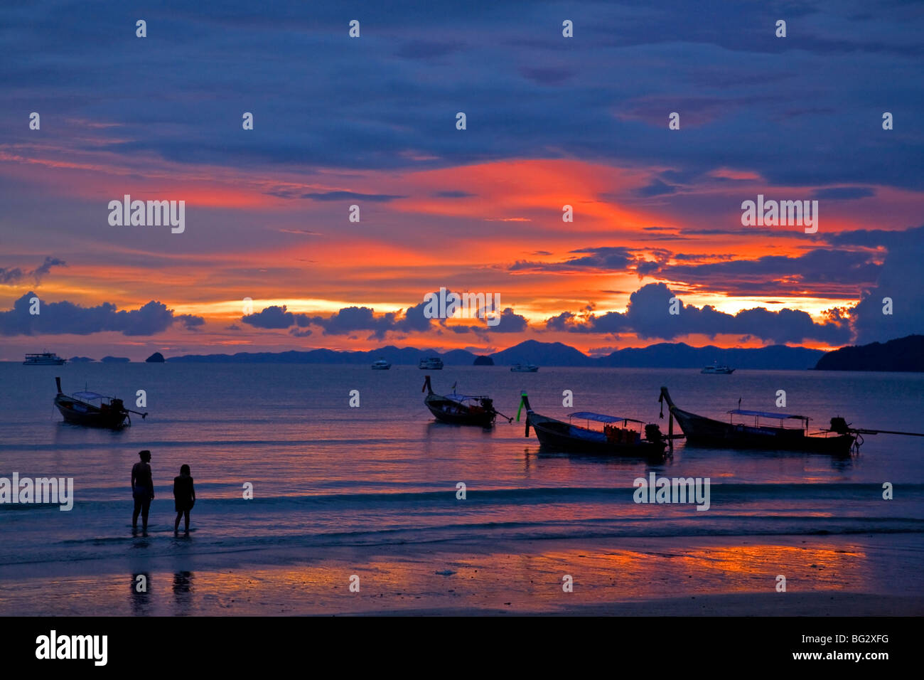 Tramonto a Ao Nang Beach. Provincia di Krabi. Della Thailandia Foto Stock