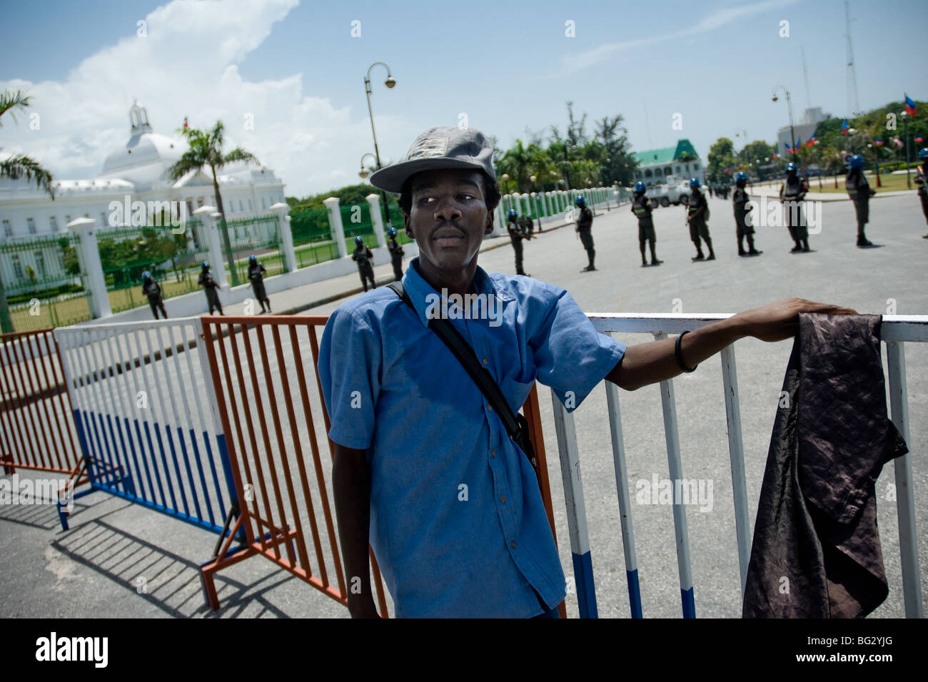 Un uomo haitiano e nigeriane poliziotti delle Nazioni Unite di fronte al palazzo presidenziale a Port-au-Prince, Haiti. Foto Stock