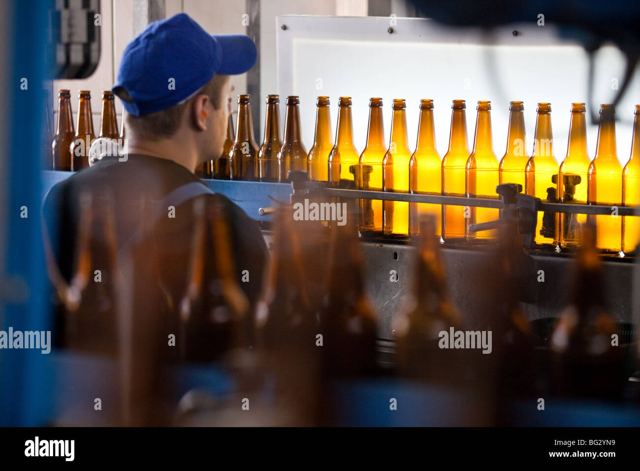 Bottiglie di controllo pulito in una birreria , Polonia Foto Stock