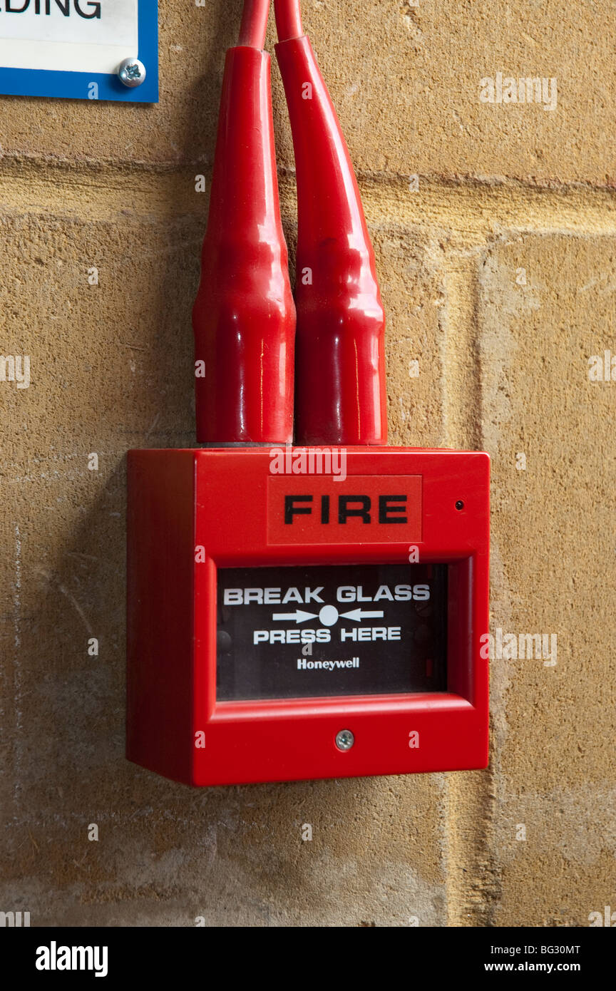 Rottura vetro allarme incendio pulsante sulla parete Foto Stock
