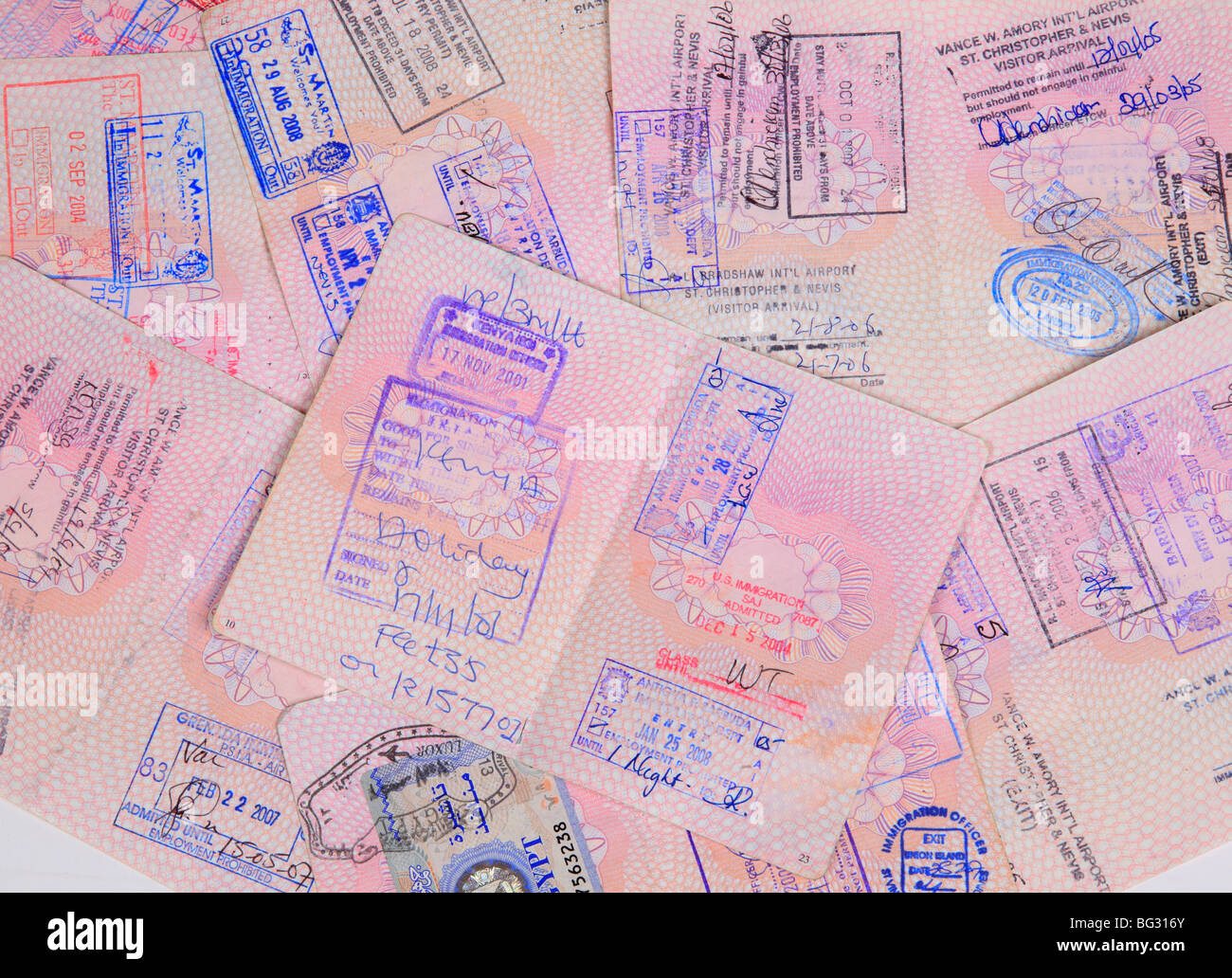 Nel Regno Unito le pagine del passaporto con i timbri di destinazione provenienti da diversi paesi. Foto Stock