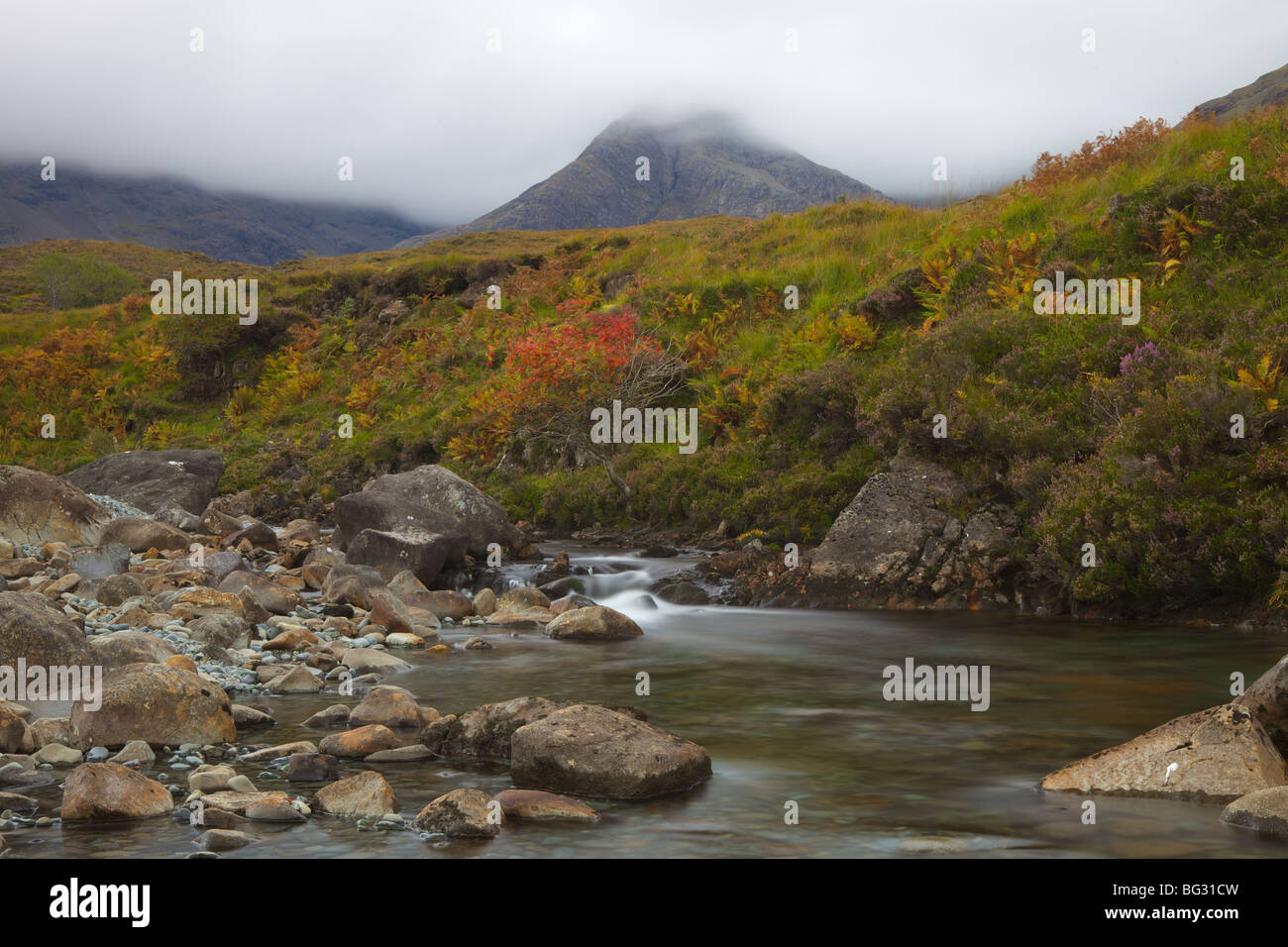Pool di Fairy su Allt Coir un' Mhadaidh, coire na Creiche, Glen fragile, Isola di Skye, Ebridi Interne, Scozia. Foto Stock