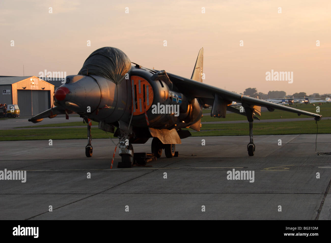 Harrier jet da combattimento sotto si avvolge al tramonto Foto Stock