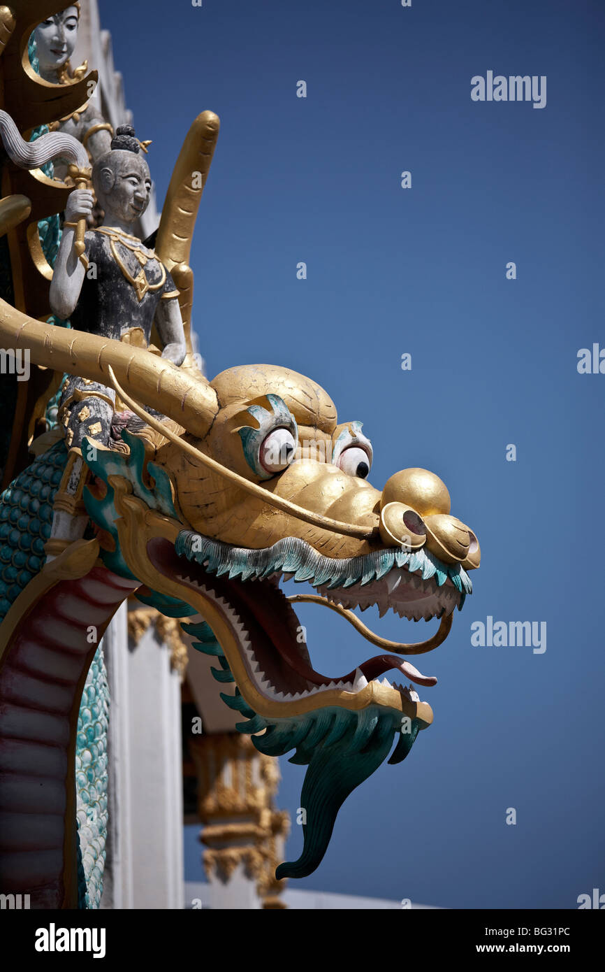 Complemento di parete antica e mitica bestia a guardia di un tempio thailandese. Thailandia SUDEST ASIATICO Foto Stock