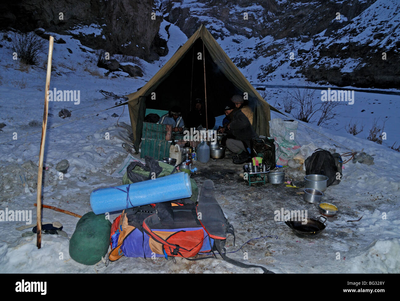 Ladakh, trekking sulla congelati Zanskar fiume in inverno . Foto Stock