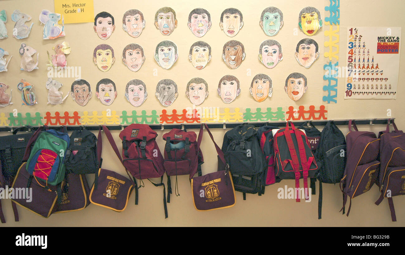 Scuola di sacchi & autoritratti degli studenti in un corridoio di scuola Foto Stock