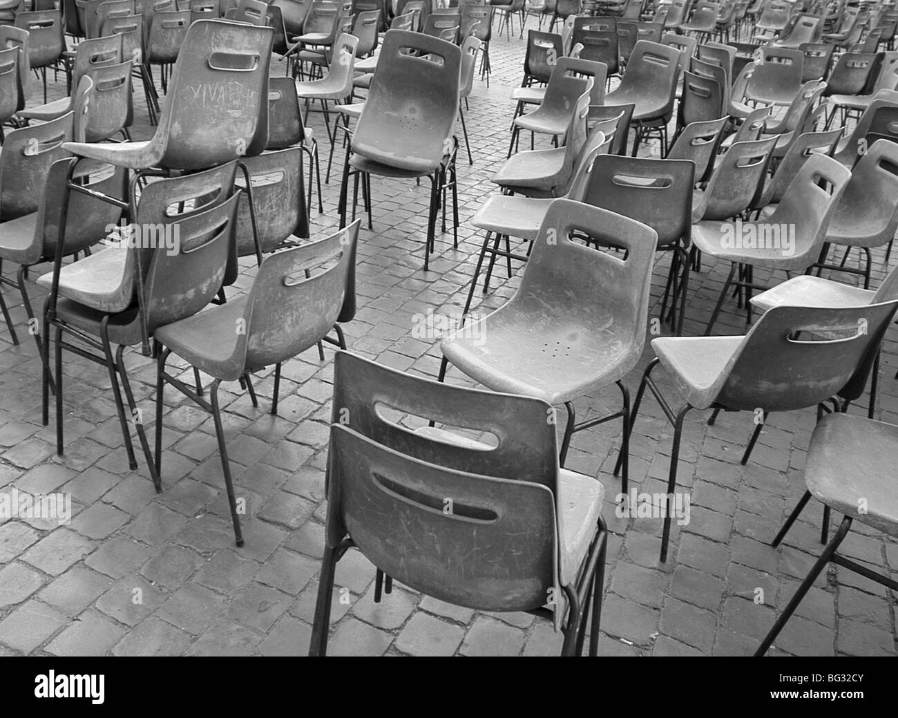 Sedie su area pavimentata in piazza San Pietro in Vaticano dopo un anno Foto Stock