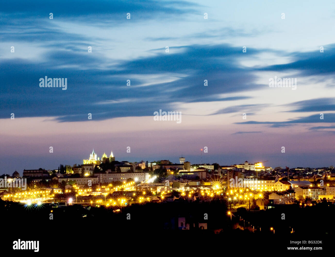Tramonto sulla città di Évora, la capitale del Portogallo Alentejo provincia Foto Stock