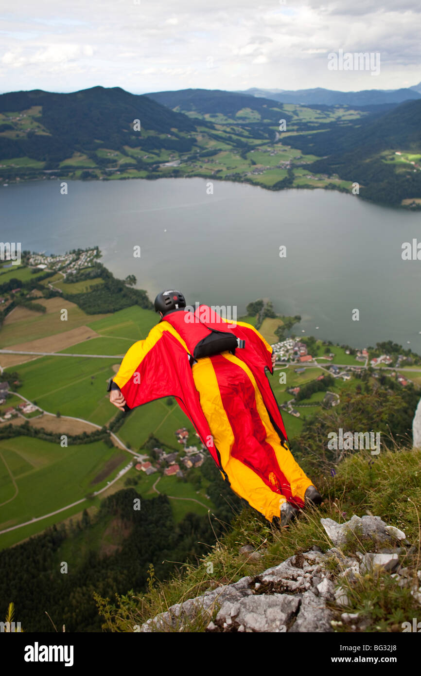 BASE jump da una scogliera. La ultimate kick per fare un salto in oggetto con una wingsuit su volare e di prossimità lungo la montagna. Foto Stock