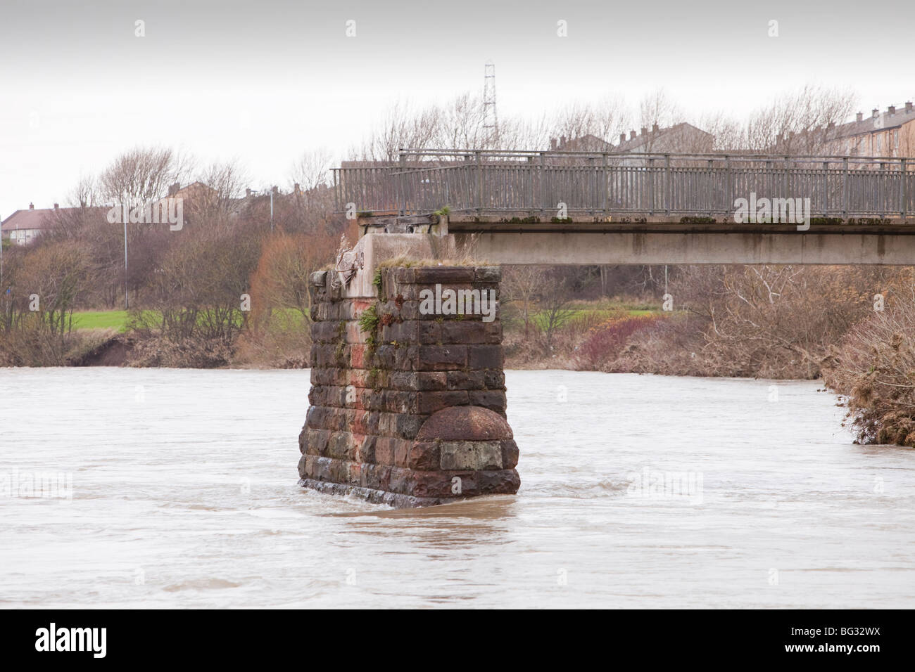 Una passerella distrutta dalle inondazioni a Workington Foto Stock