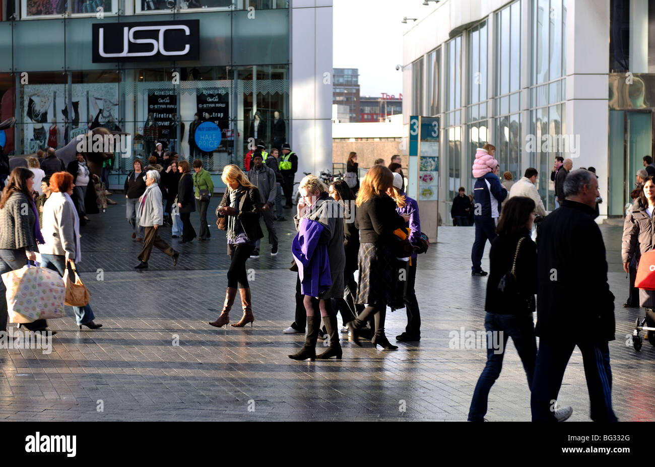 Christmas Shopper, Bullring Shopping Centre, Birmingham, Inghilterra, Regno Unito Foto Stock