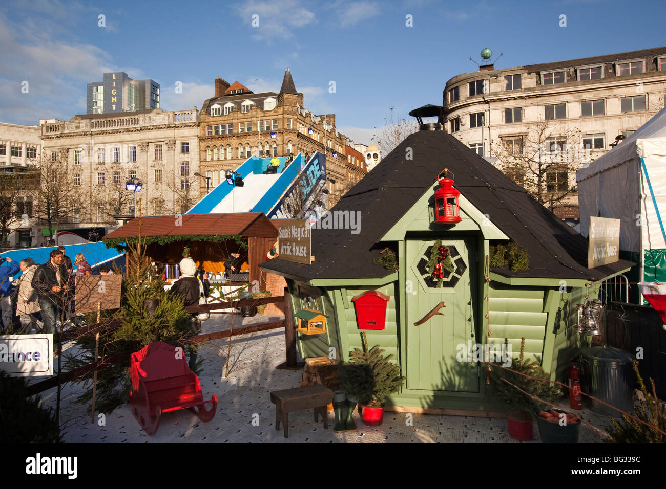 Regno Unito, Inghilterra, Manchester Piccadilly, giardini di neve, evento di Natale, Babbo Natale Magic Arctic casa grotta di natale Foto Stock