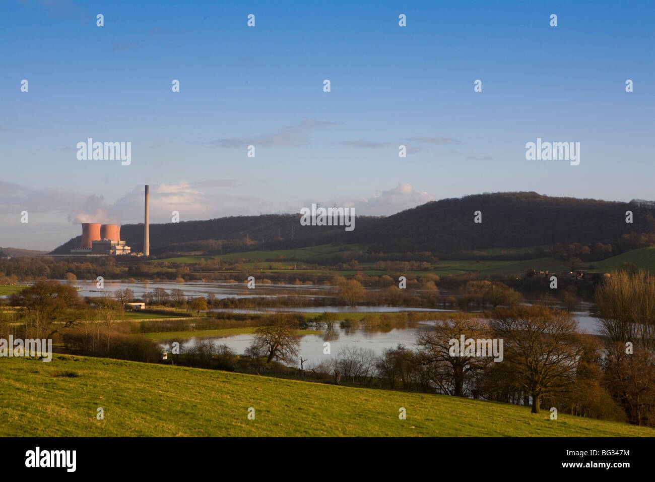 Viste di raccolta acqua di inondazione sul fiume Severn verso Ironbridge nello Shropshire. Buildwas power station. Foto Stock