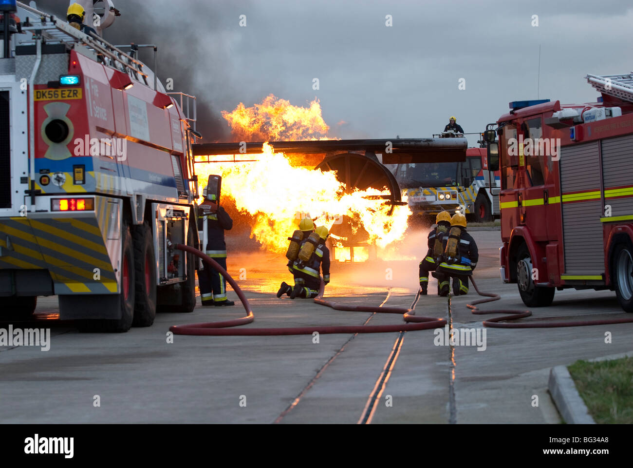 Aeroporto di pratica di vigili del fuoco di affrontare l'aereo motore Fire Foto Stock
