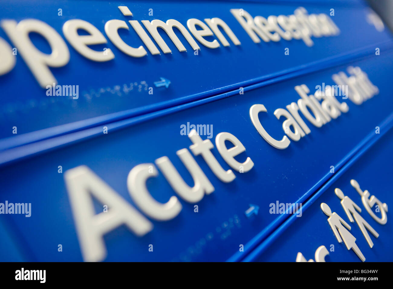 Segno Hosptial in blu che mostra le indicazioni per le Acute Cardiac unità, il modello di accoglienza e i servizi igienici. Foto Stock