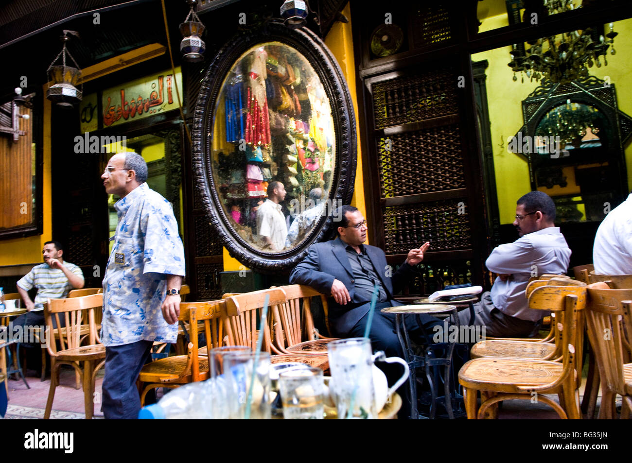 Seduta appena sotto la moschea di Sayyidna al-Hussein Fishawy è una caffetteria apparentemente scolpito in legno in facciata di Khan el-K Foto Stock