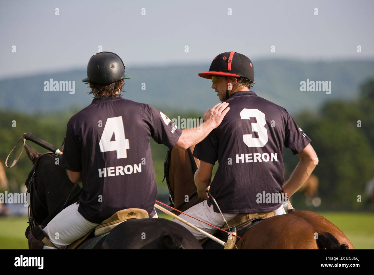 Due giocatori di polo chat durante una pausa nel gioco, Cowdray Park, West Sussex, in Inghilterra. Foto Stock